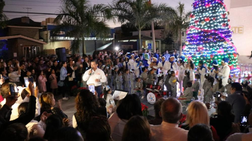 Participan niños y padres de familia en el encendido del pino navideño de la Sección 30 del SNTE