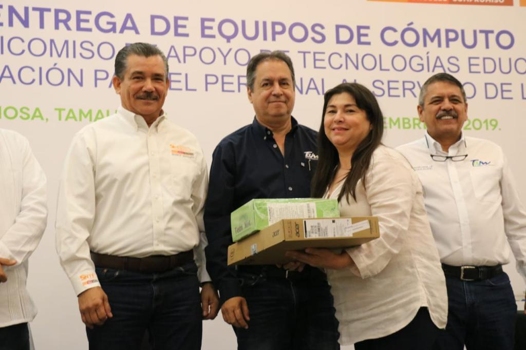 Entregan SNTE y autoridades educativas 435 equipos de cómputo en Reynosa