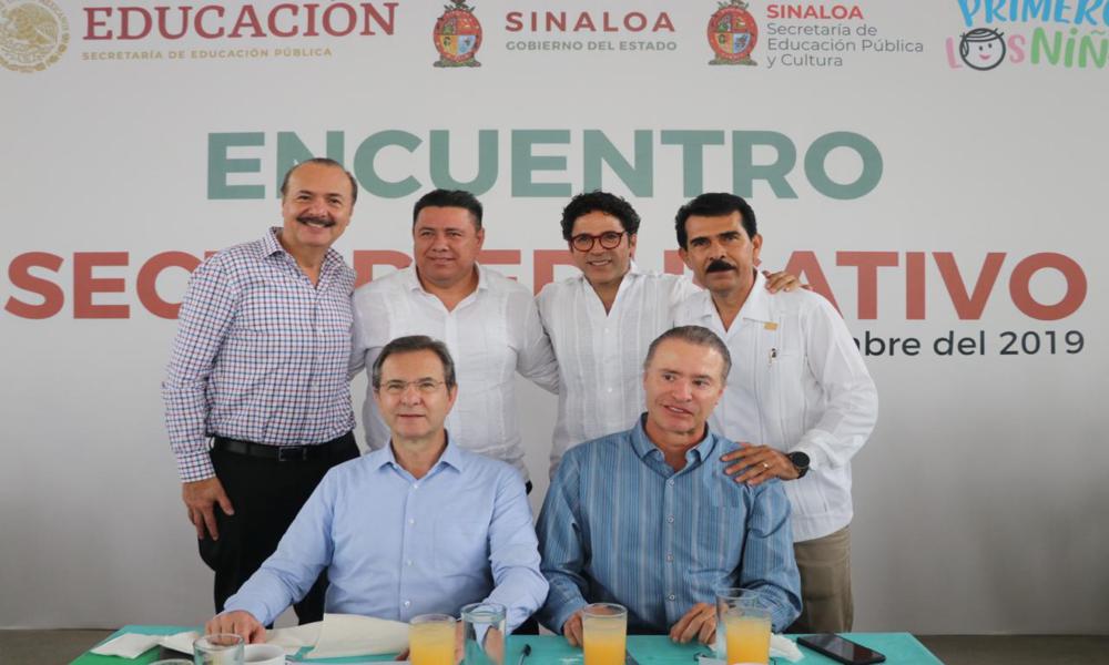 Esteban Moctezuma se reúne con el sector educativo en Sinaloa.